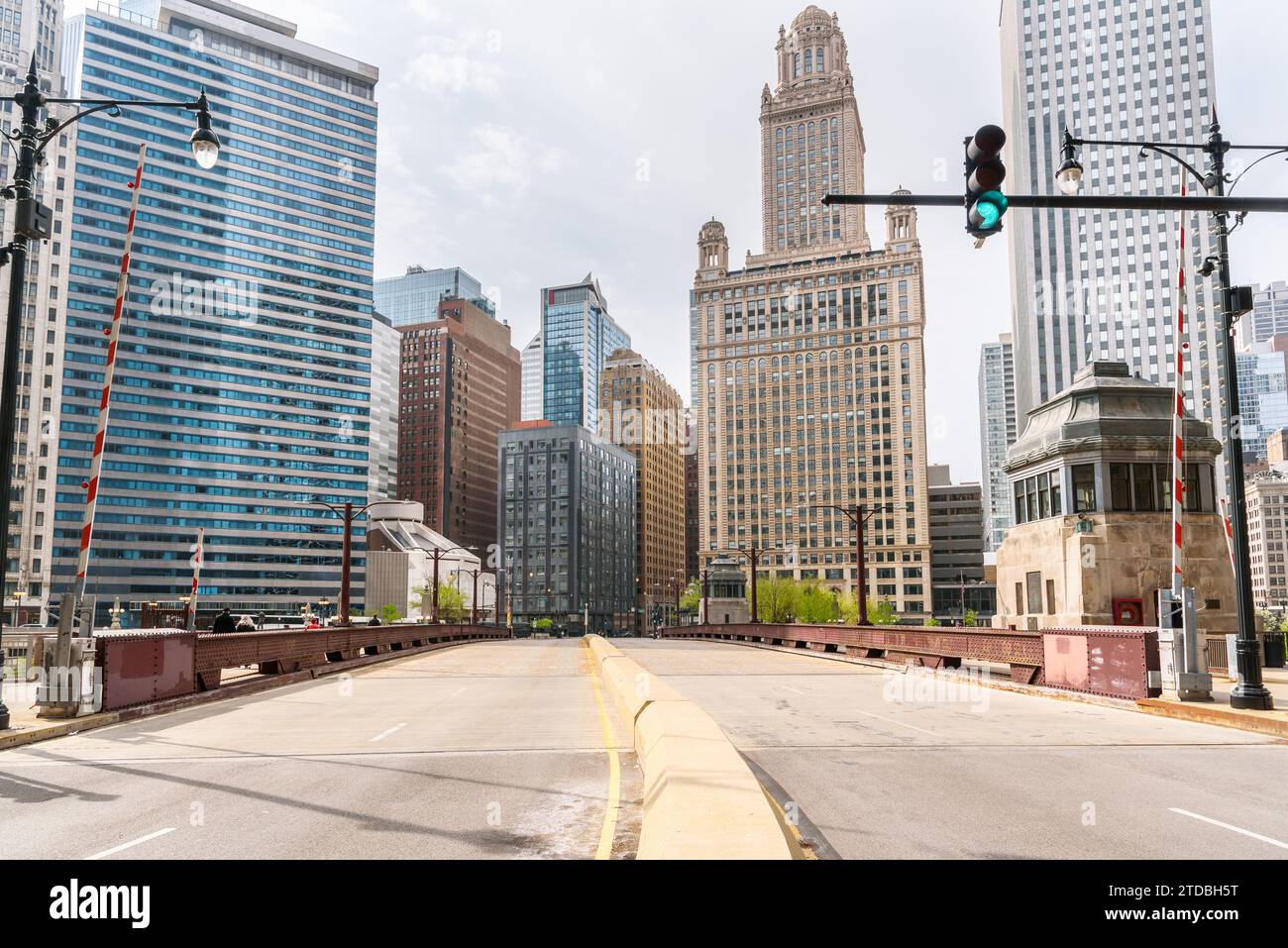 Verlassene Straße über eine Brücke in der Innenstadt von Chicago an einem sonnigen Frühlingstag Stockfoto