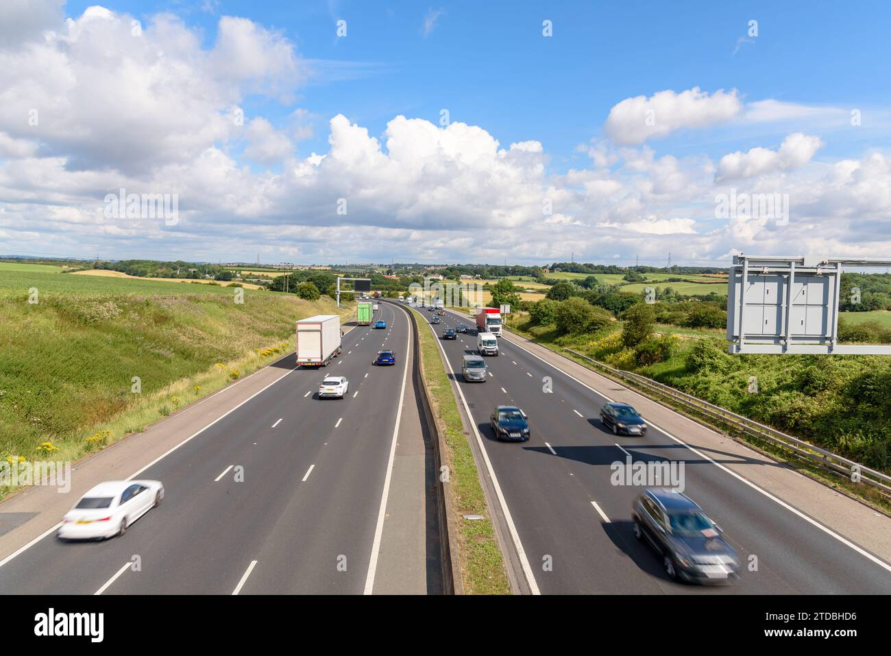 Dreispurige Autobahn in der Landschaft Englands an einem sonnigen Sommertag Stockfoto