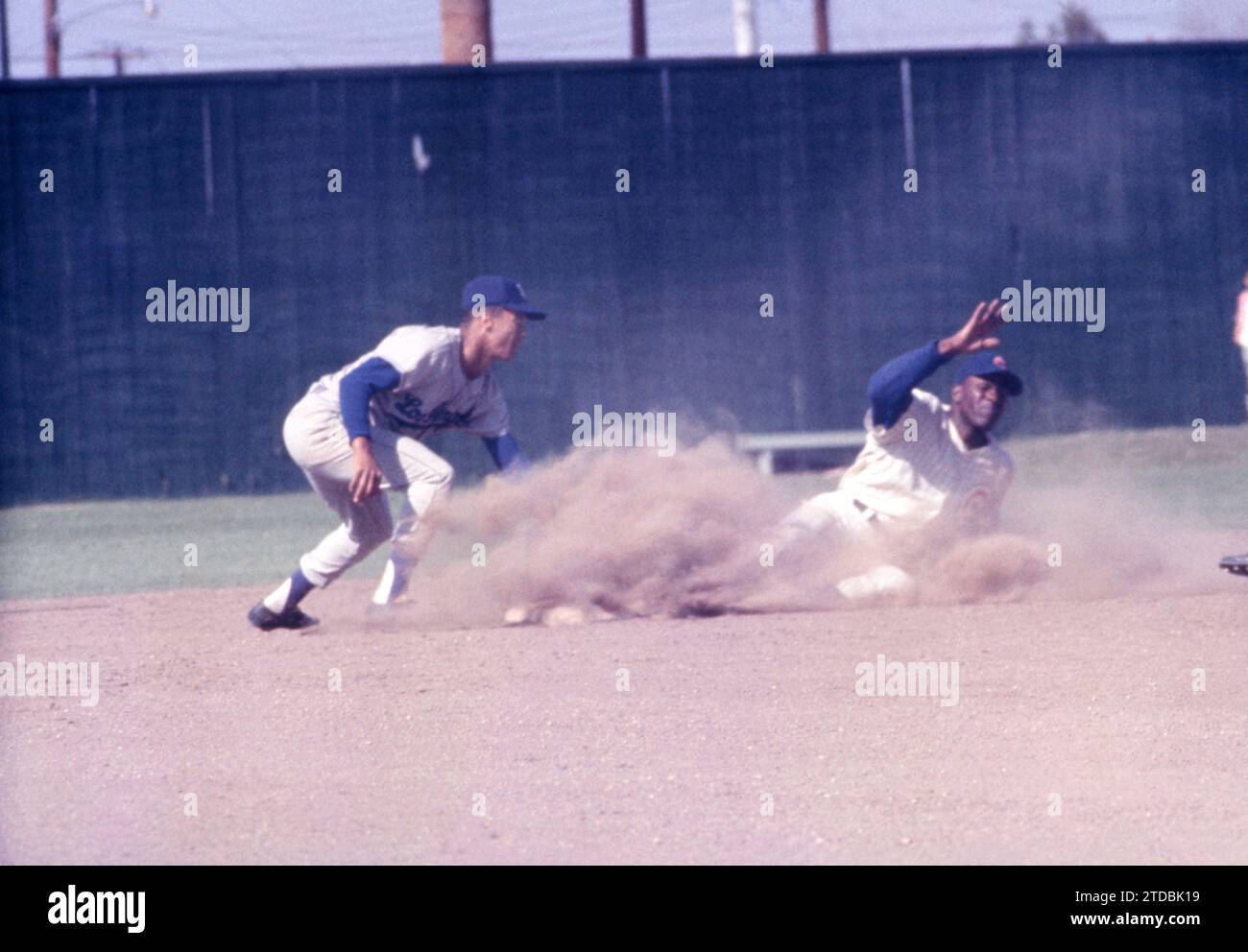 MESA, AZ – APRIL 1962: Lou Brock #24 der Chicago Cubs stiehlt die zweite Basis als Maury Wills #30 der Los Angeles Dodgers verspätet sich mit dem Tag während eines MLB Spring Training Spiels um April 1962 in Mesa, Arizona. (Foto: Hy Peskin) *** örtlicher Bildtitel *** Maury Wills;Lou Brock Stockfoto