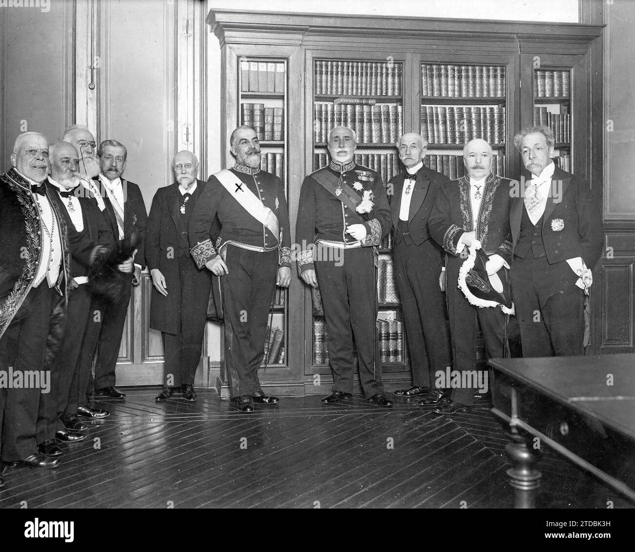 04/30/1916. In der königlichen Akademie der Sprache. Der neue Akademiker Don Augusto González Besada (X), mit dem Direktor, Herrn Maura, zu seiner Linken, und mehreren bedeutenden Akademikern am Ende der feierlichen Zeremonie seines Empfangs. Quelle: Album / Archivo ABC / Julio Duque Stockfoto