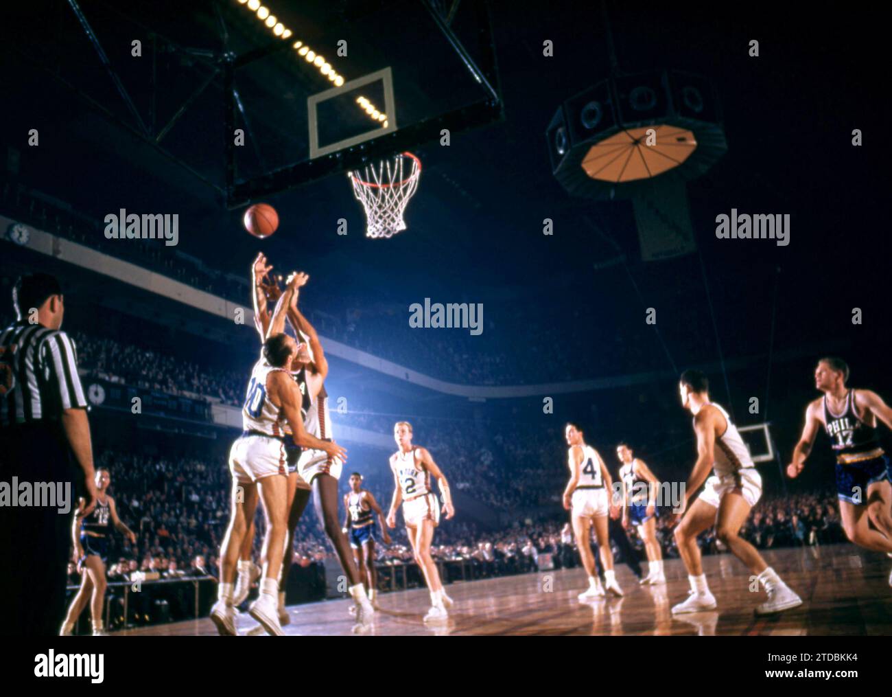 NEW YORK, NY – 3. NOVEMBER: Mel Hutchins #10 und Ray Felix #19 der New York Knicks gehen am 3. November 1957 im Madison Square Garden in New York für den Block. (Foto von Hy Peskin) *** örtliche Unterschrift *** Mel Hutchins;Ray Felix Stockfoto