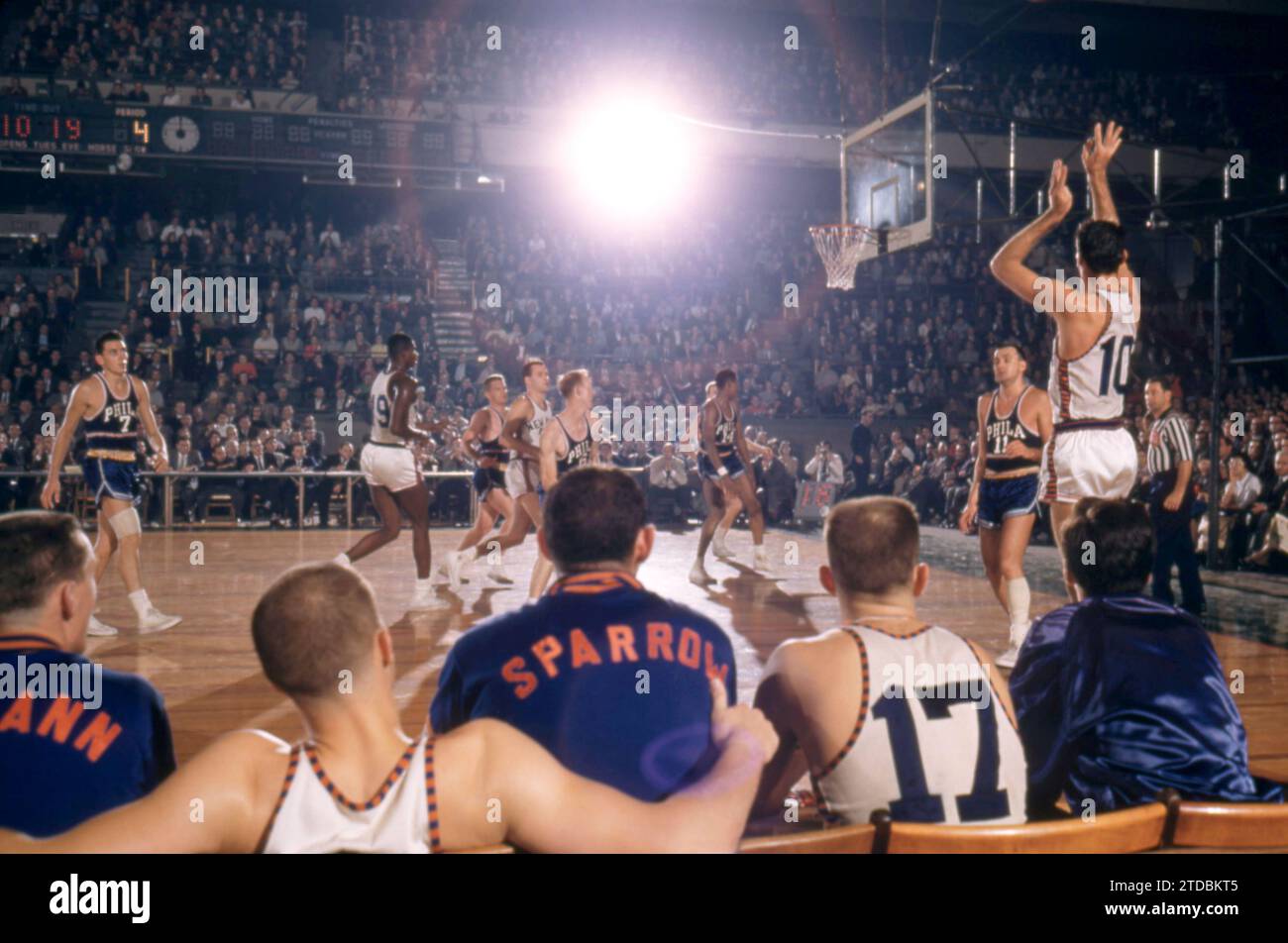 NEW YORK, NY – 3. NOVEMBER: Mel Hutchins #10 der New York Knicks trifft den Schuss während eines NBA-Spiels gegen die Philadelphia Warriors am 3. November 1957 im Madison Square Garden in New York. (Foto von Hy Peskin) *** örtliche Unterschrift *** Mel Hutchins Stockfoto