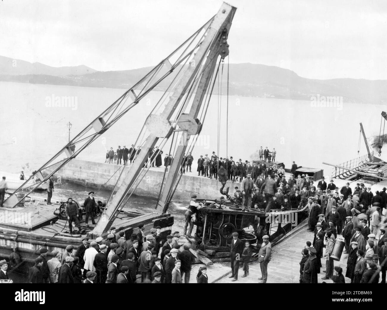 01/31/1922. Vigo. Reparatur der Schäden, die durch den Januar-Hurrikan verursacht wurden. Rettung des Schienenkrans mit einer leistungsstarken Dampfwinde aus Vigo. Quelle: Album / Archivo ABC / Sarabia Stockfoto