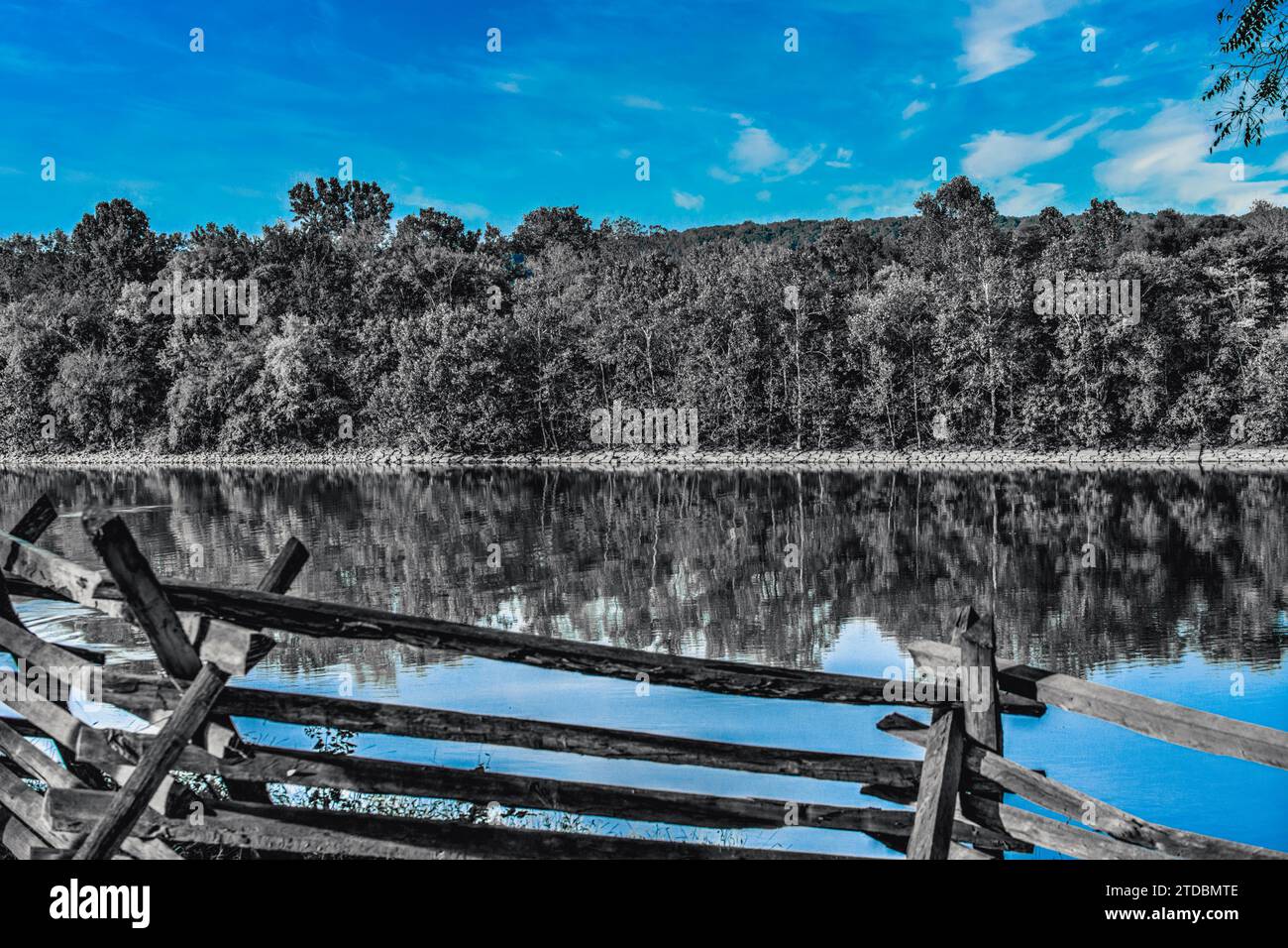 Foto-Illustration eines geteilten Eisenbahnzaun entlang des Cumberland River, der durch das Fort Donelson National Battlefield in Dover, Tennessee verläuft. Stockfoto