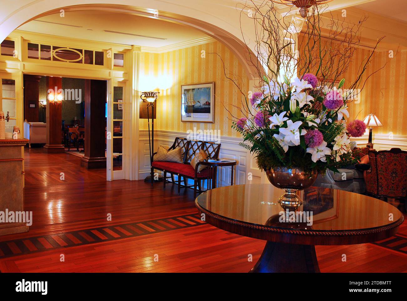 Ein großer, schöner Blumenstrauß dient als Herzstück in der Lobby eines klassischen Hotels Stockfoto