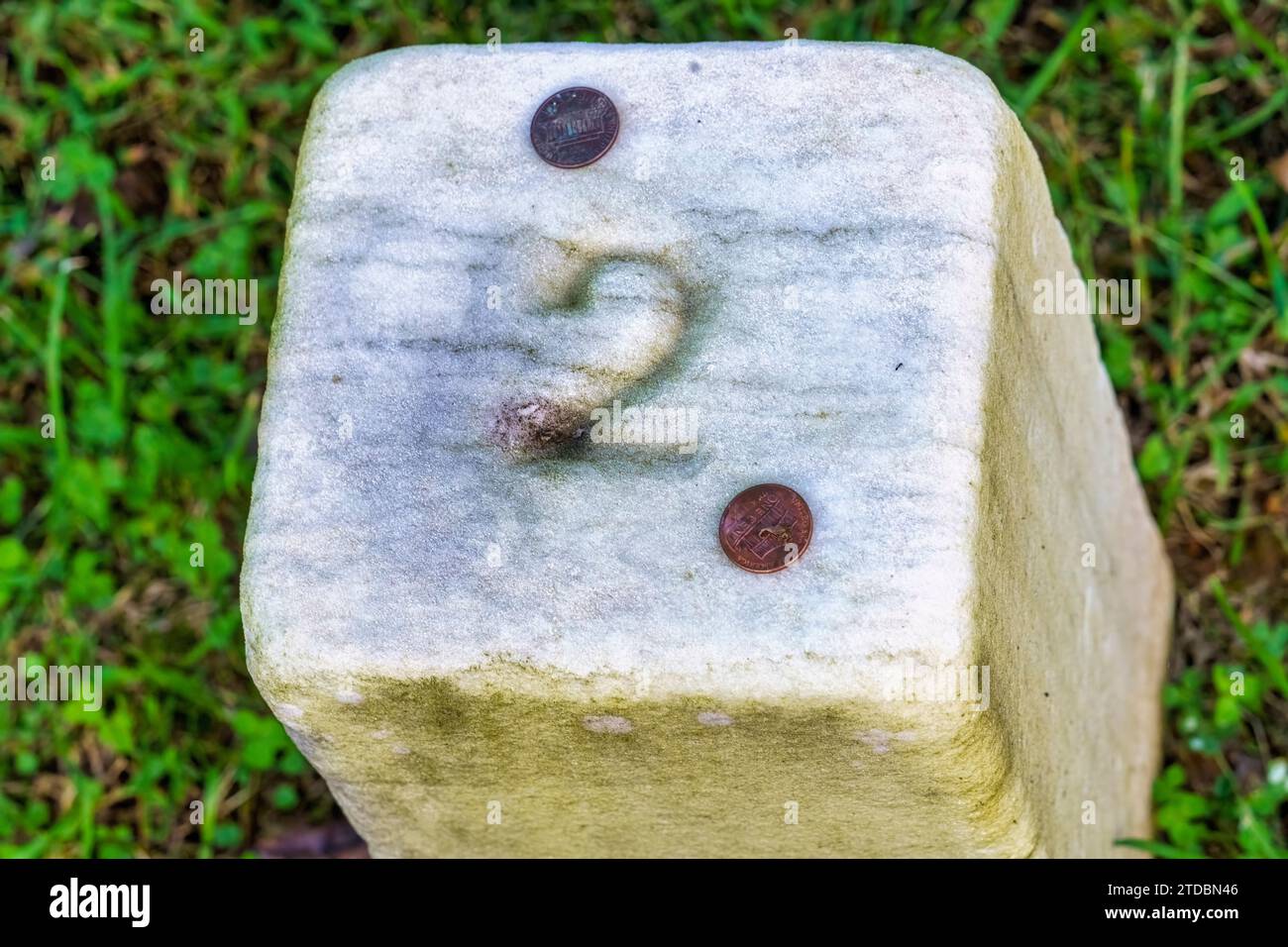 Münzen ruhen auf Grabmarkierungen auf dem Fort Donelson National Cemetery in Dover, Tennessee. Stockfoto