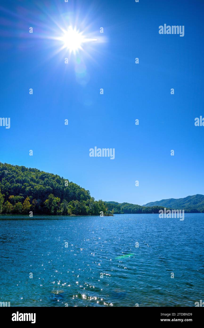 Die Sonne bildet den Sonnenstern über dem Lake Watuga in der Watuga Point Recreation Area im Cherokee National Forest, Hampton, Tennessee. Stockfoto