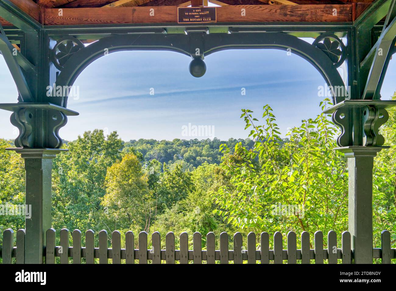 Blick vom Pavillon im viktorianischen Stil auf den Ausblick in Eureka Springs, Arkansas. Stockfoto