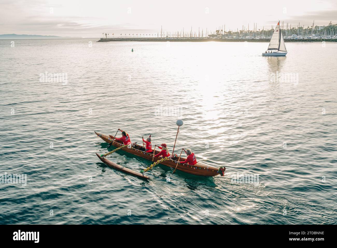 Santa Barbara, Kalifornien, USA - 10. Dezember 2023. Santa Barbara weihnachtliche Kajak- und Kanufahrten zur Erkundung des Hafens Stockfoto