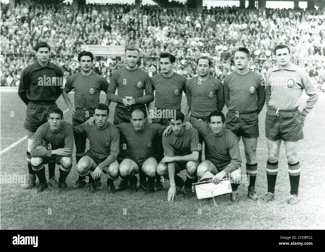 10.06.1961, Spanien-Argentinien 10. Juni 1. Spanien-Argentinien. Juni 1961. - Die spanische Mannschaft, die gegen Argentinien kämpfte, fand am 10. Juni 1961 im Stadion Ramón Sánchez-Pizjuán statt. Es war das erste internationale Spiel, das im neuen Veranstaltungsort von Sevilla ausgetragen wurde. Spanien gewann mit 2:0. Im Bild, von links nach rechts, stehend, Vicente, Rivilla, Santamaría, Calleja, Ruiz Sosa, Vidal und Carmelo; hockte, Mateos, del Sol, Di Stefano, Peiró und Gento. Quelle: Album / Archivo ABC / Ángel Gómez Gelan Stockfoto