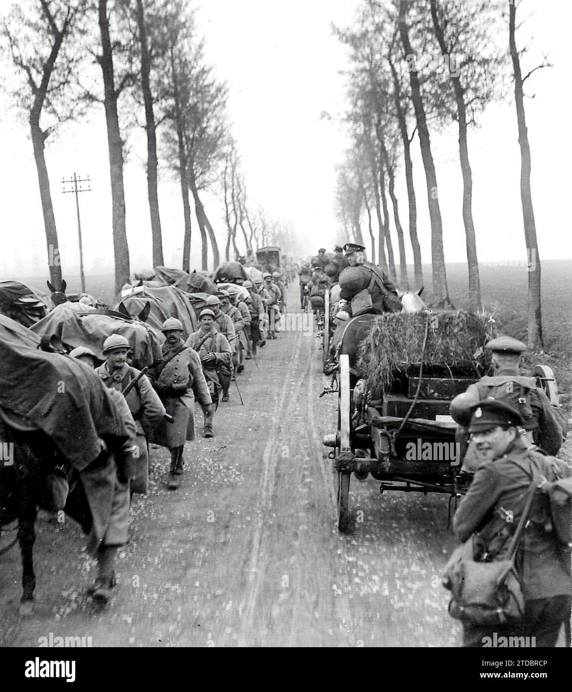 05/31/1918. Im Norden Frankreichs. Treffen Sie auf einer Straße aus zwei Säulen, Französisch (links) und Englisch (rechts), auf dem marsch und Rückkehr von der Schlachtlinie. Quelle: Album / Archivo ABC / Louis Hugelmann Stockfoto