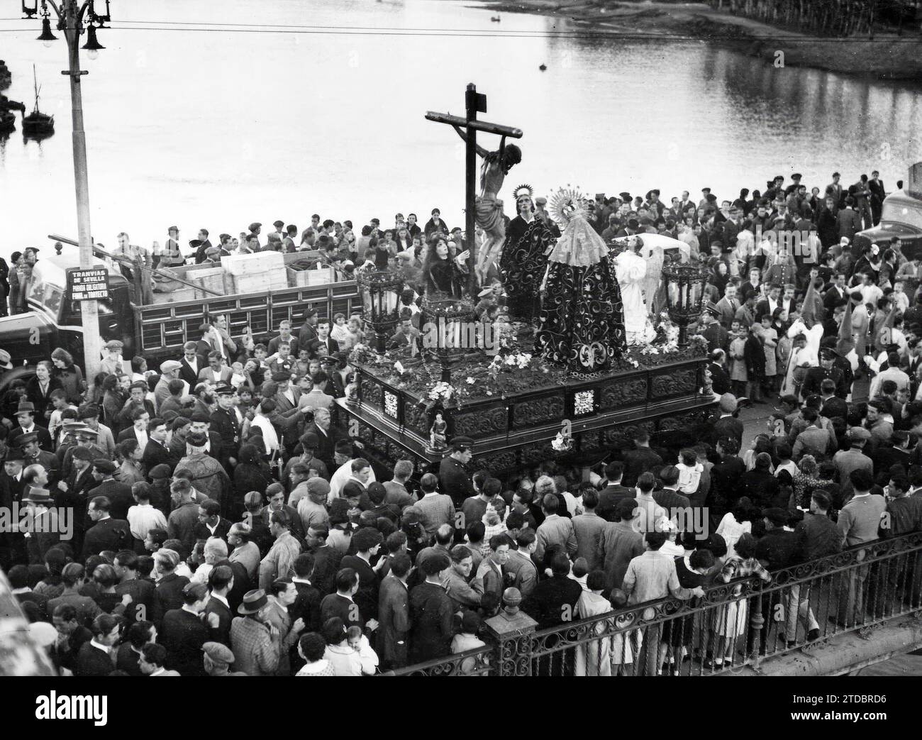 04/01/1936. Die Passage des Heiligen Christus über die Triana-Brücke - ungefähres Datum. Quelle: Album/Archivo ABC Stockfoto