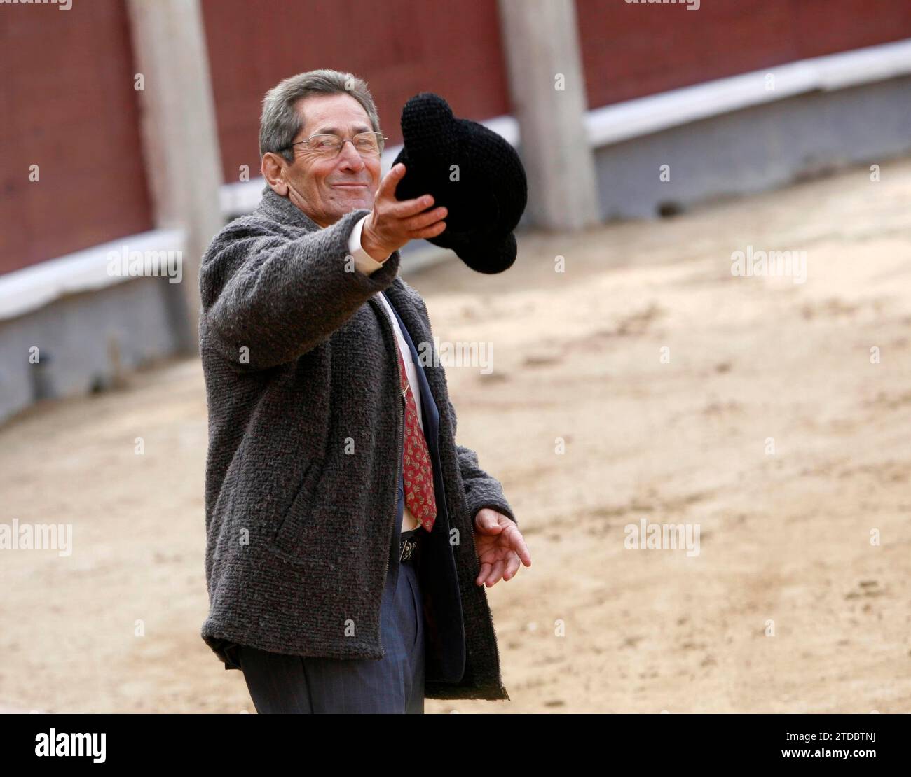 Madrid, 25.05.2008. Messe San Isidro. Stierkampf auf der Plaza de Las Ventas. Andrés Vázquez begrüßt montera in der Hand. Foto: Ignacio Gil. ARCHDC. Quelle: Album / Archivo ABC / Ignacio Gil Stockfoto