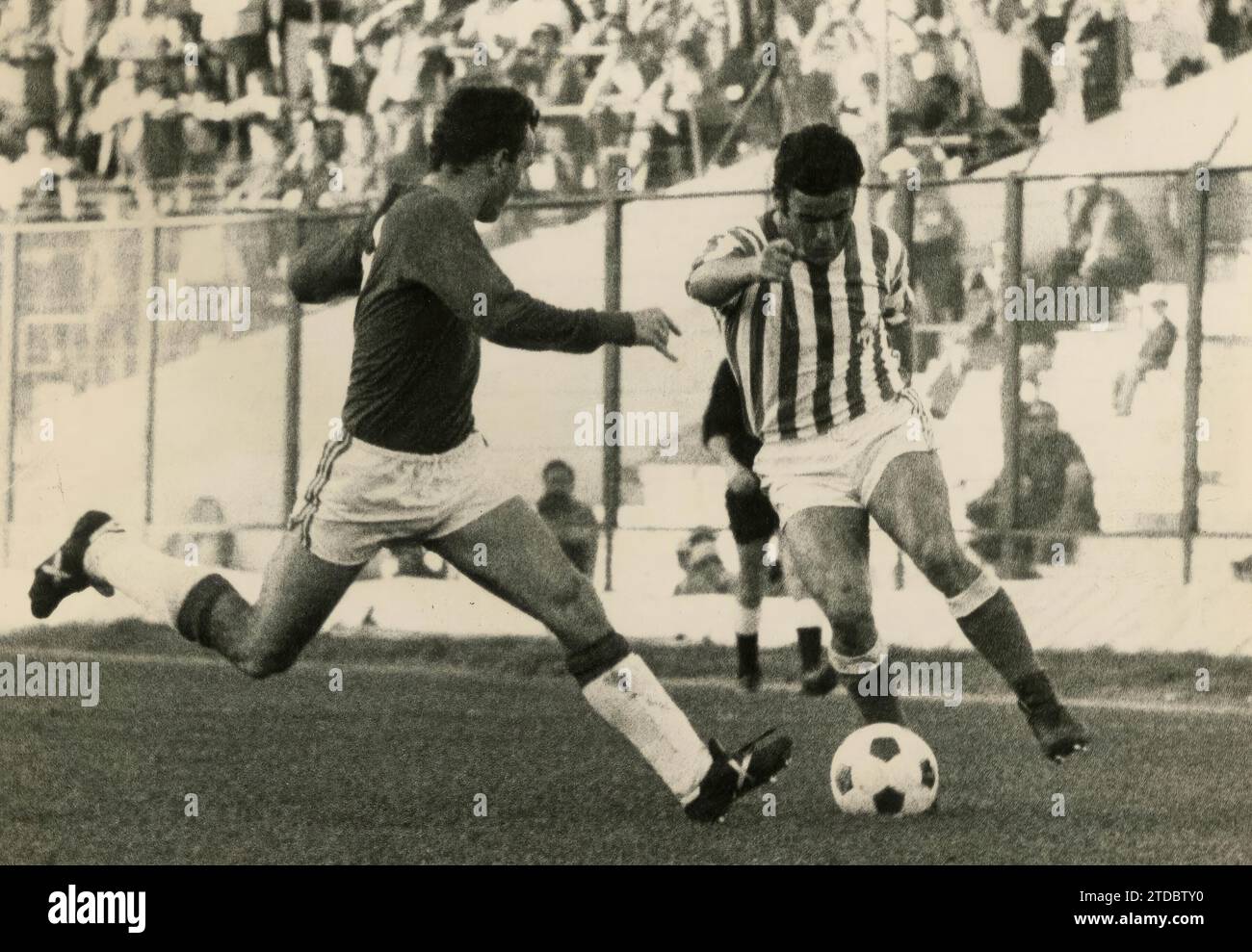 Antonio Benitez Fernandez. Linkshänder mit raffinierter Technik und bewährter Klasse. Er wurde am 2. Juni 1951 in Jerez de la Frontera geboren. 1969 erreichte er Betis in der zweiten Division. Er debütierte in der ersten Liga am 3. Oktober 1971 im Spiel Valencia-Betis, wobei Levantina mit 2:0 gewann. Er blieb bis zum Ende der Saison 1982-83 bei Betis, danach ging er in den Ruhestand. In der ersten Liga spielte er zehn Saisons mit insgesamt 203 Spielen und 14 Toren. Benítez Er war ein Vorreiter für Betis, der am 25. Juni 1977 Sieger der Copa del Rey Juan Carlos I wurde. In der im Stockfoto
