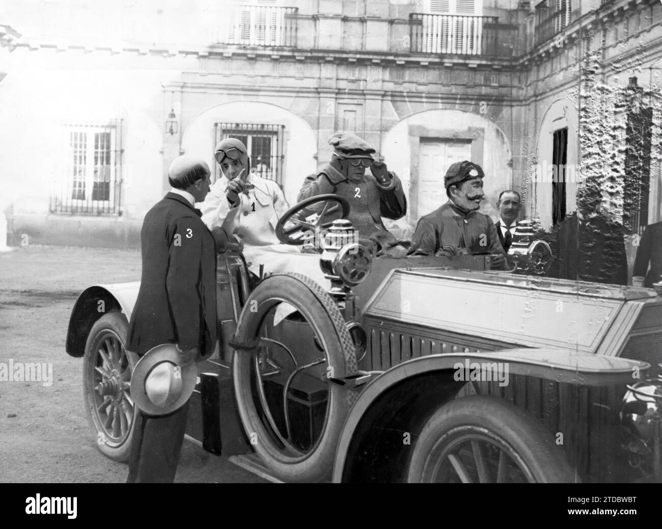 06/30/1906. Die Farm. HM der König (1) und HH die Infantin Isabel (2), in einem Auto, verabschieden sich vom Marquis von La Mina (3). Quelle: Album / Archivo ABC / Francisco Goñi Stockfoto