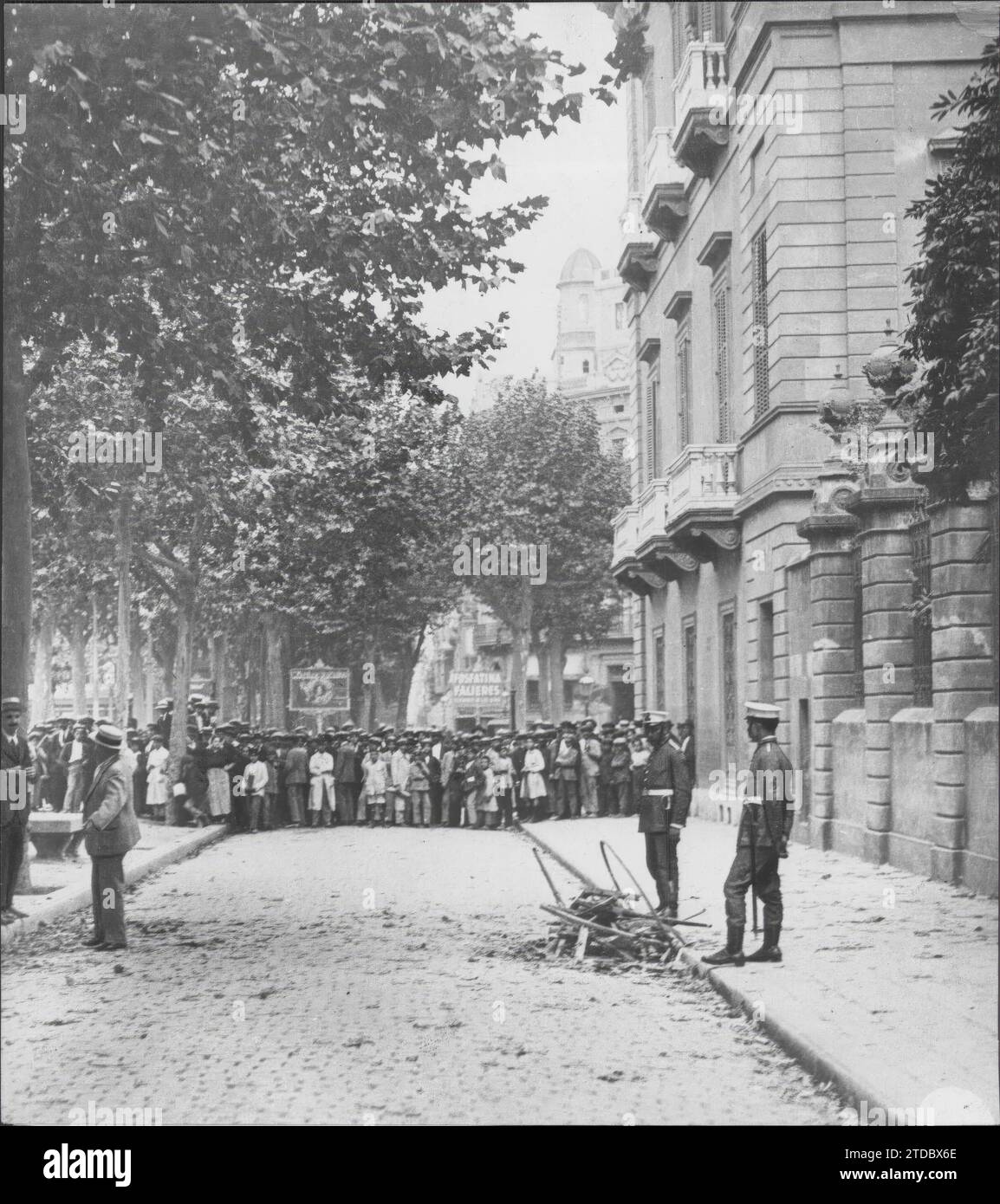 07/31/1919. Terrorismus in Barcelona. Umgebung des Palastes des Marquis von Marianao, wo die Bombe explodierte. Erstens die Überreste der Schubkarre, in der der Sprengstoff unterwegs war. Quelle: Album / Archivo ABC / Josep Brangulí Stockfoto