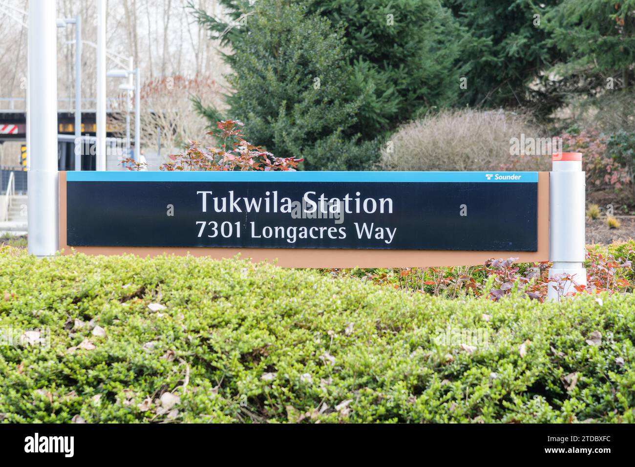 Tukwila, WA, USA - 12. Februar 2023; Schild für Sounder Train Tukwila Station mit Adresse Stockfoto