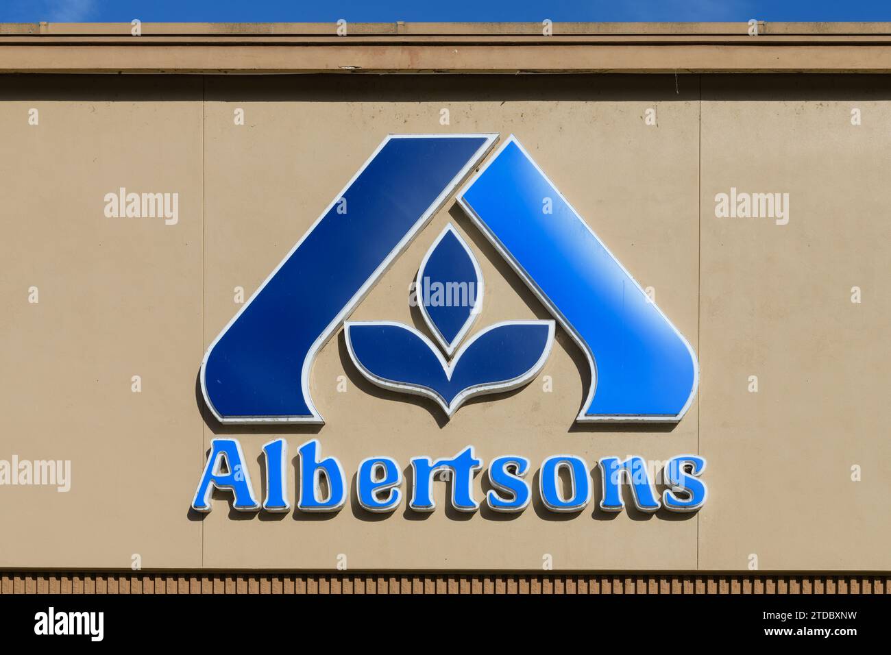 Redmond, WA, USA – 15. Februar 2023; Blaues Logo-Zeichen für Albertsons Supermarkt bei Sonnenschein Stockfoto