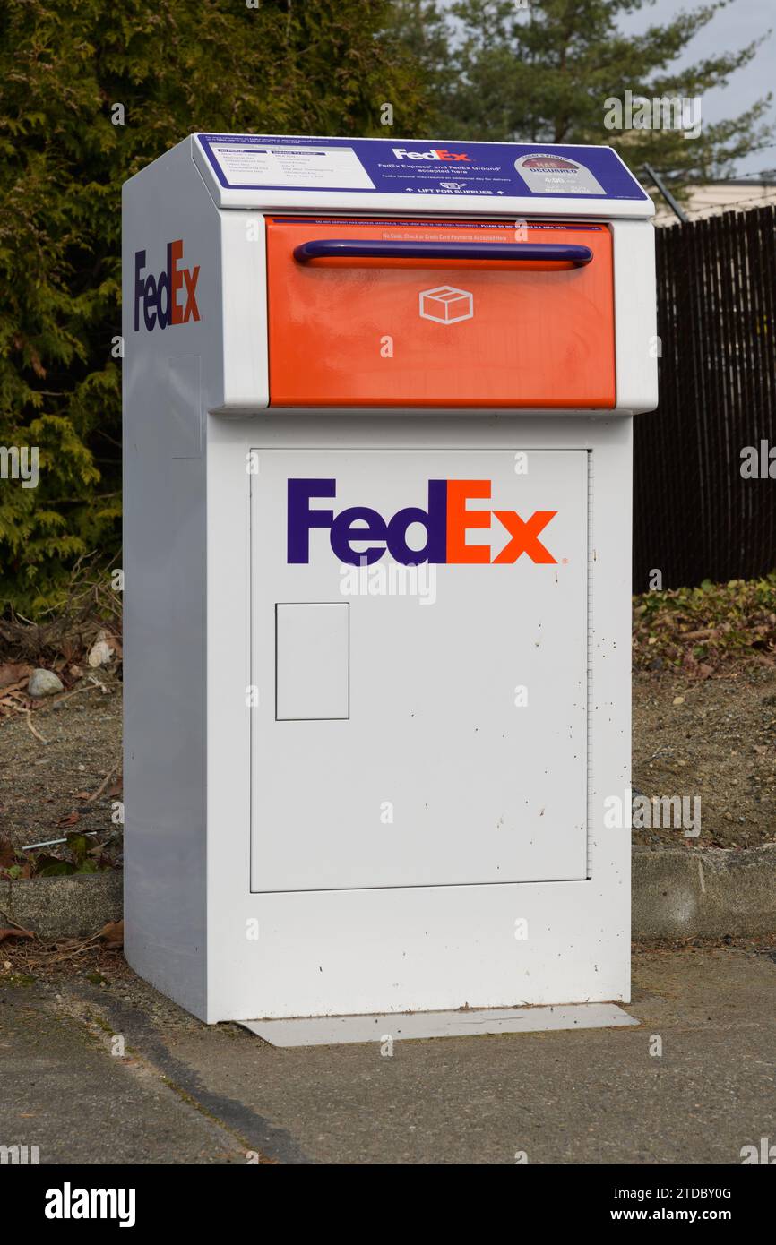 Renton, WA, USA - 12. Februar 2023; Versandfach für FedEx Express- und Ground-Pakete Stockfoto