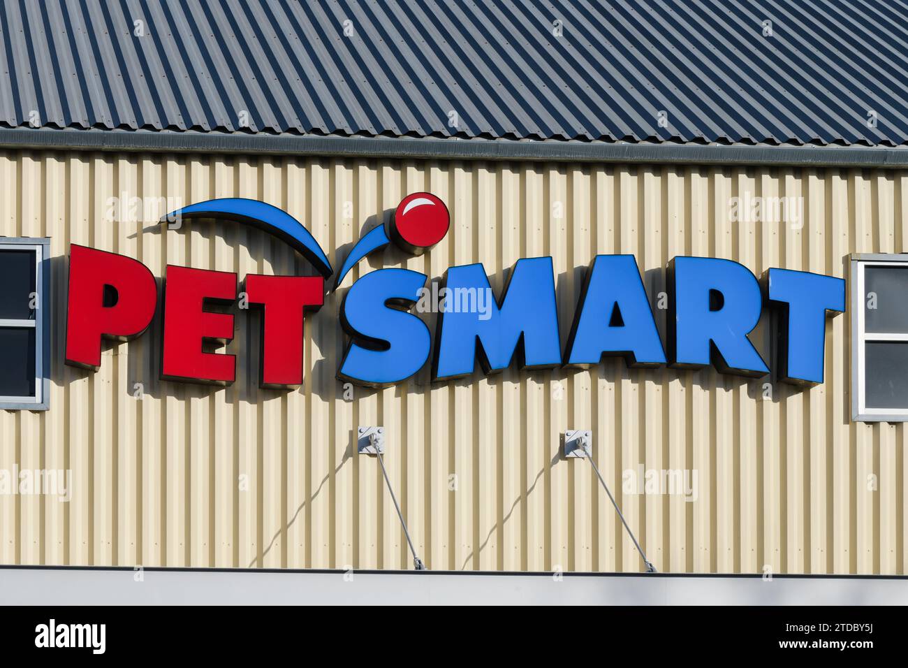Bellevue, WA, USA - 12. Februar 2023; PetSmart-Schild auf Metallbau für PET-Superstore Stockfoto
