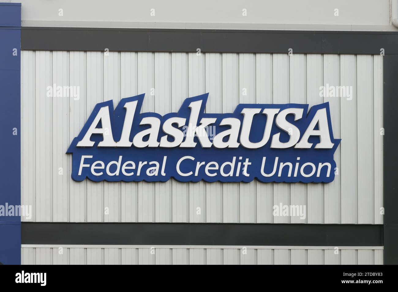 Renton, WA, USA - 12. Februar 2023; Schild an der Wand der ehemaligen Alaska USA Federal Credit Union Stockfoto