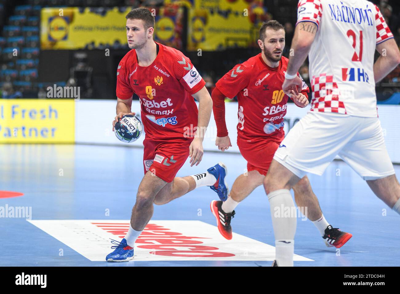 Radojica CEPIC (Montenegro) gegen Kroatien. EHF Euro 2022. Hauptrunde. Stockfoto