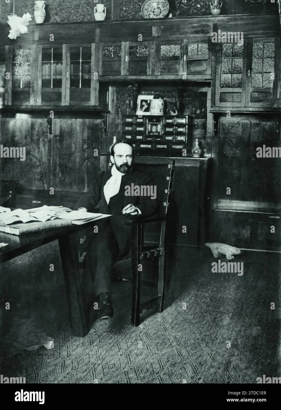 Madrid, 1906. Don Pío Baroja in seinem Arbeitsbüro in seinem Haus in