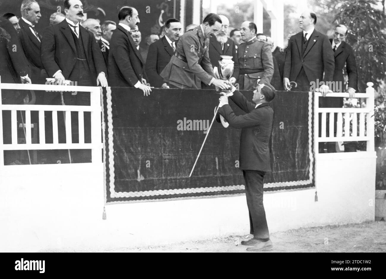 04/30/1922. Madrid. Auf der Rinderausstellung. Seine Majestät der König überreicht seinen Pokal, der als Preis an das Pferd „Señorito“ des Marquis von Casa Domecq verliehen wurde. Quelle: Album / Archivo ABC / Julio Duque Stockfoto