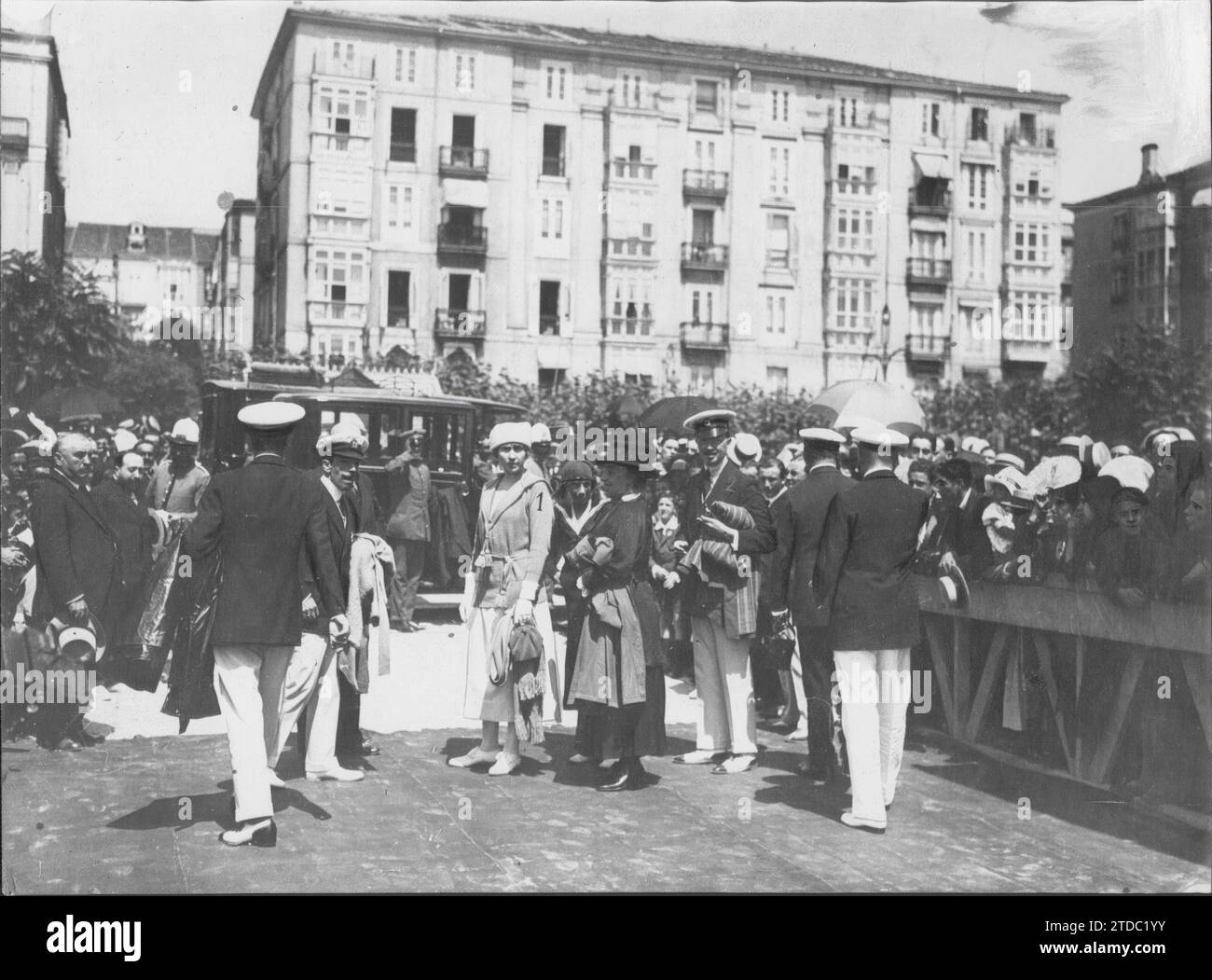 08/17/1919. Santander. Die Sommerferien der königlichen Familie. Königin Victoria (1), mit HS.AA. Dem Infanten D. Fernando (2) und der Herzogin von Talavera (3), nach dem Ausstieg am Dock nach den Regatten vorgestern. Quelle: Album / Archivo ABC / Julio Duque Stockfoto