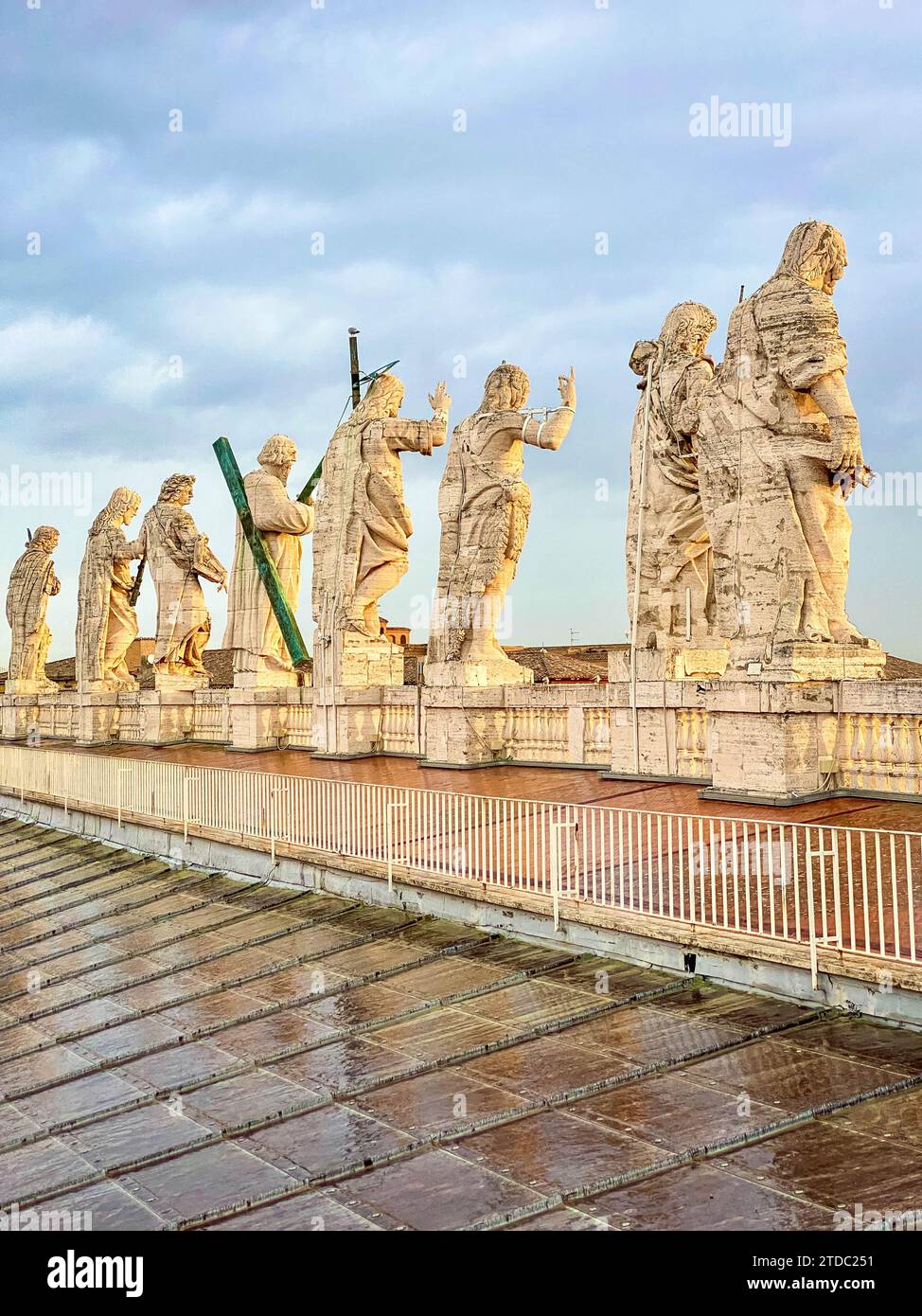 Blick auf Jesus und Apostelstatuen auf dem Petersdom bei Sonnenaufgang Stockfoto