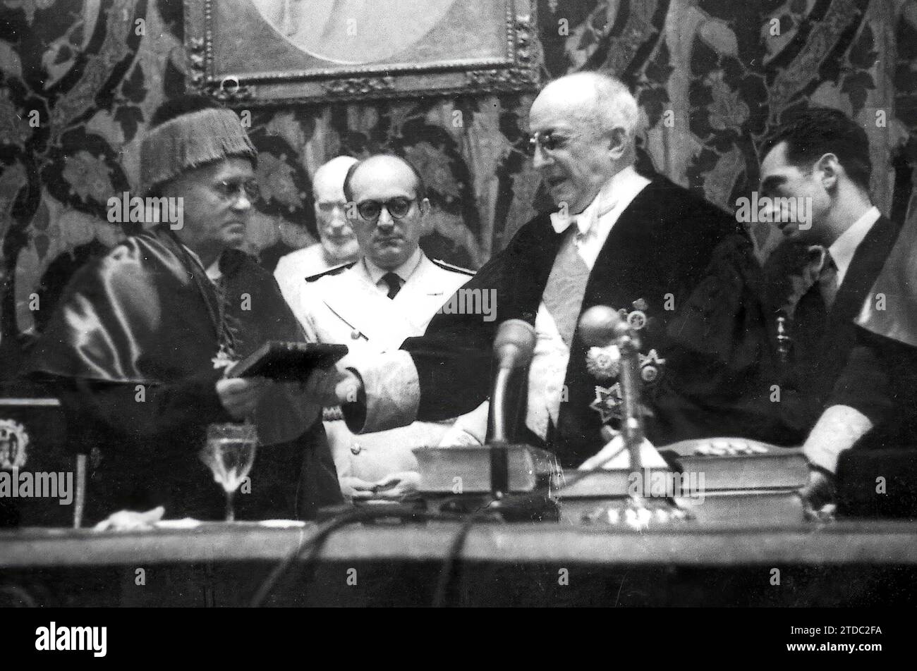 Madrid, 06.12.1948. Sir Alexander Fleming, mit der Preisträgermütze, zu der Zeit, als er zum Doktor Honoris Causa ernannt wurde und das große Kreuz von Alfonso Madrid erhielt, Mr. Pío Zabala. Quelle: Album / Archivo ABC / Manuel Sanz Bermejo Stockfoto