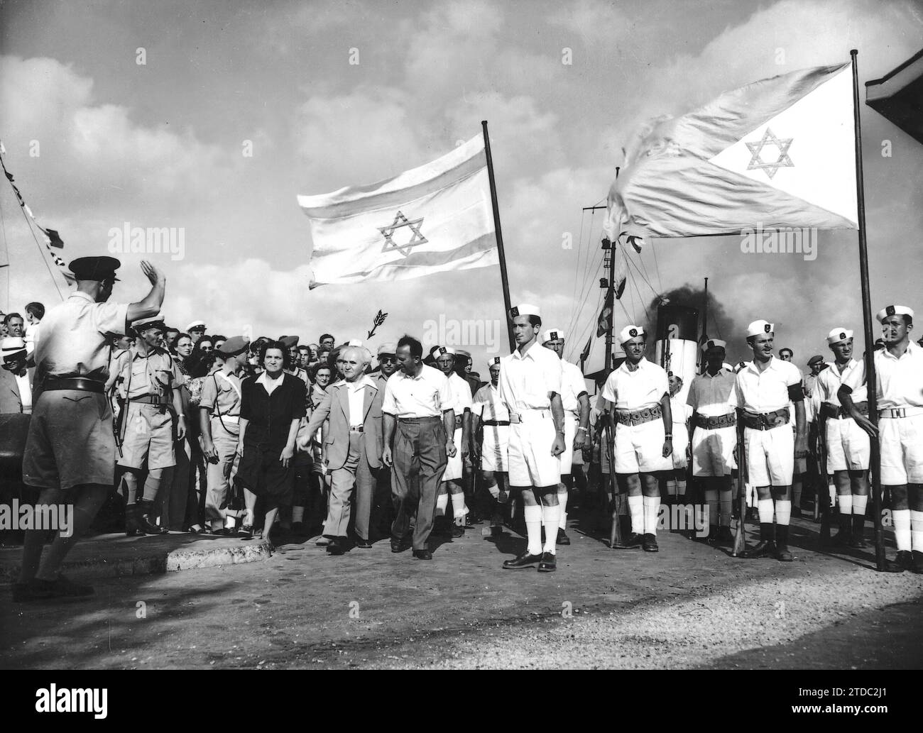 12/31/1947. Der israelische Premierminister (mit einem Pfeil gezeigt) trifft mit seiner Frau am Haifa-Dock ein, um sich von den letzten britischen Soldaten zu verabschieden, die in Palästina verbleiben. - Ungefähres Datum. Quelle: Album / Archivo ABC / Ortiz Stockfoto