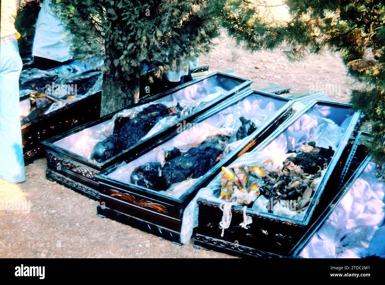 07/10/1978. Explosion eines Tankwagens, der Propylen vor dem Campingplatz „los Alfaques“ in San Carlos de la Rapita (Tarragona) transportiert. Im Bild die Särge von mehreren Opfern. Quelle: Album/Archivo ABC Stockfoto