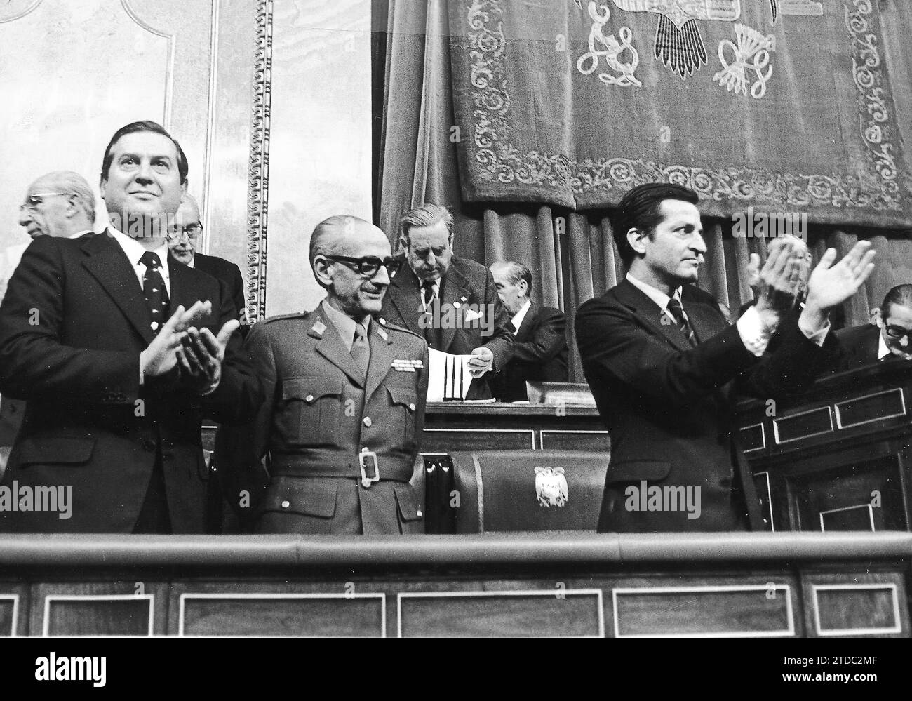 11/17/1976. Adolfo Suárez applaudiert den Anwälten, nachdem das politische Reformgesetz verabschiedet wurde. Quelle: Album/Archivo ABC Stockfoto