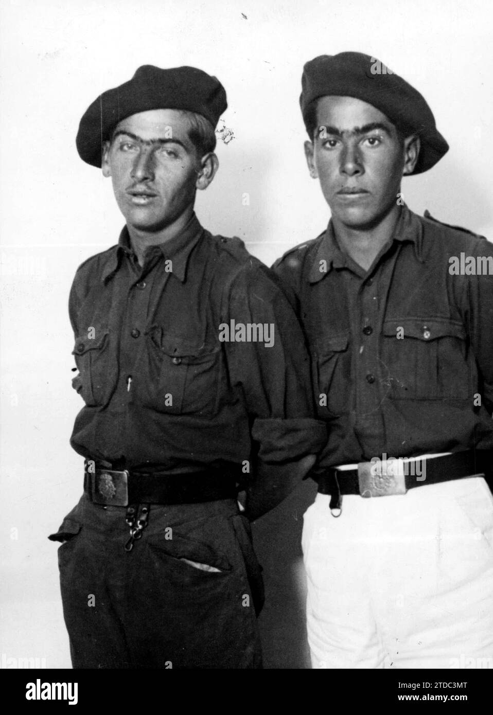 10/16/1935. Die Brüder Antonio und Wenceslao Camacho, Traditionalisten, die zu Fuß durch Spanien reisen, um die traditionalistische Umgebung zu studieren, während sie durch Madrid fahren, nachdem sie vor 4 Monaten 5.500 km von Reinosa entfernt waren und wo sie planen, die Reise innerhalb weniger Tage zu machen. Quelle: Album / Archivo ABC / Albero y Segovia Stockfoto