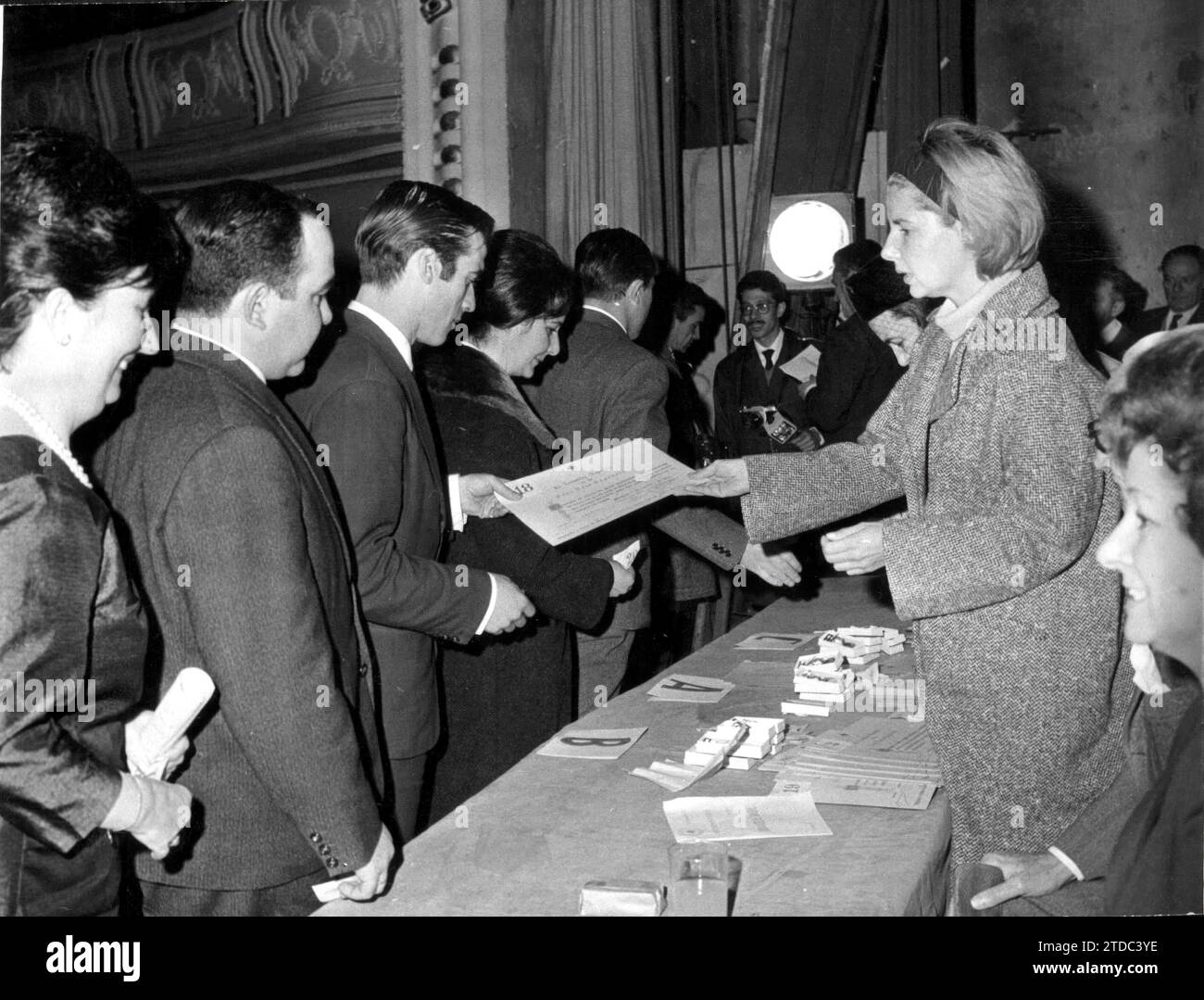 12/31/1962. Ein Moment der Übergabe der Diplome und Medaillen an die Blutspender des Spanischen Roten Kreuzes durch die Herzogin von Alba, Präsidentin des Vereins, während des Festivals im Kino Alcalá. Quelle: Album / Archivo ABC / Manuel Sanz Bermejo Stockfoto