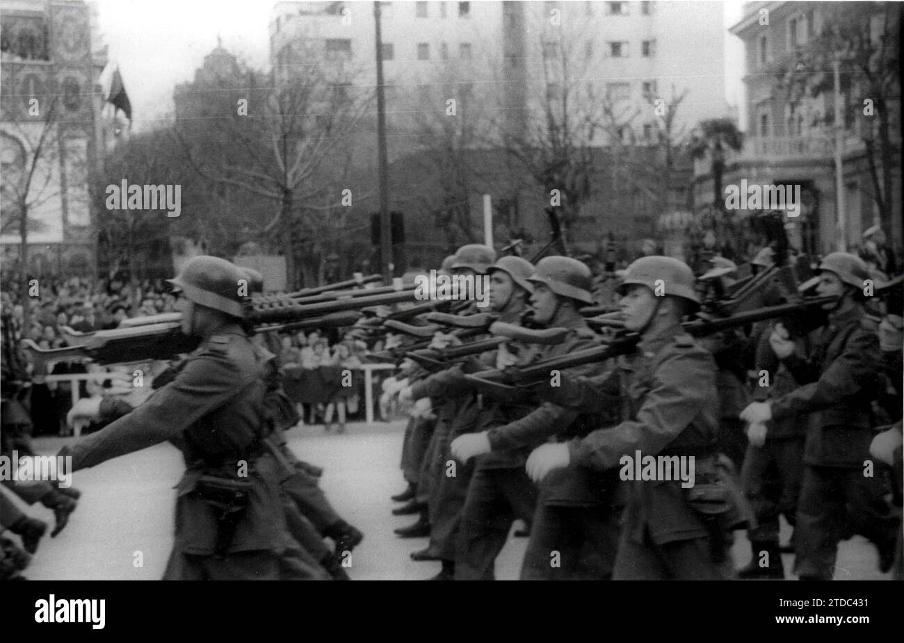 Soldaten, die bei der Siegesparade 1946 vormarschieren. Quelle: Album/Archivo ABC Stockfoto