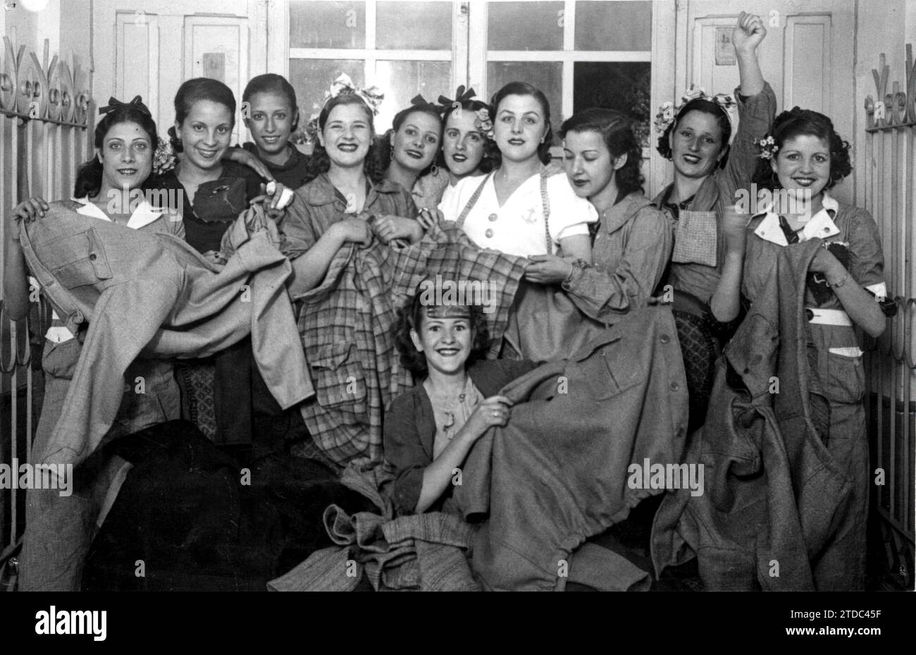 09/30/1936. Frauen aus der Werkstatt Juventudes Radio 10, die kostenlos warme Jacken für die Milizen herstellten und ihre fertigen Kleidungsstücke zeigten, bevor sie an die Front geschickt wurden. Quelle: Album / Archivo ABC / Cervera Stockfoto