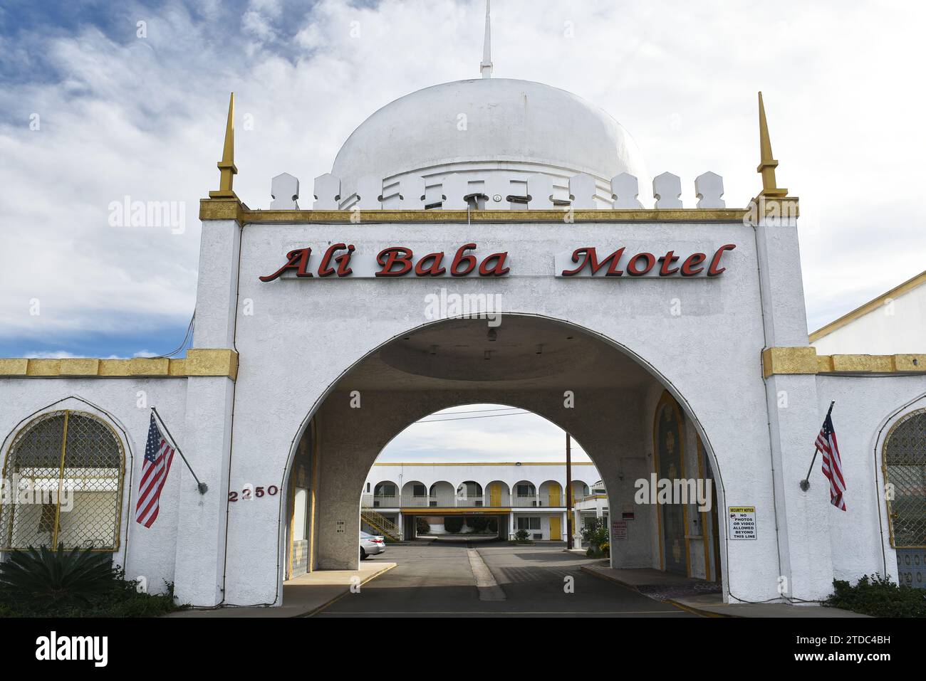 COSTA MESA, KALIFORNIEN - 17. Dezember 2023: Haupteingang zum Ali Baba Motel am Newport Boulevard. Stockfoto