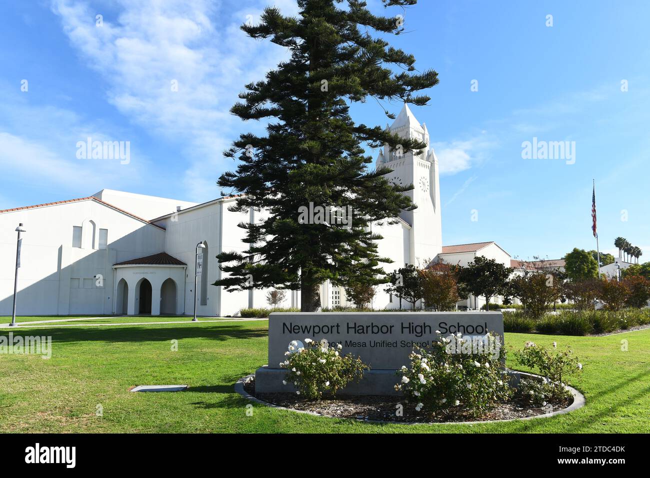 NEWPORT BEACH, KALIFORNIEN - 17. Dezember 2023: Schild an der Newport Harbor High School. Stockfoto