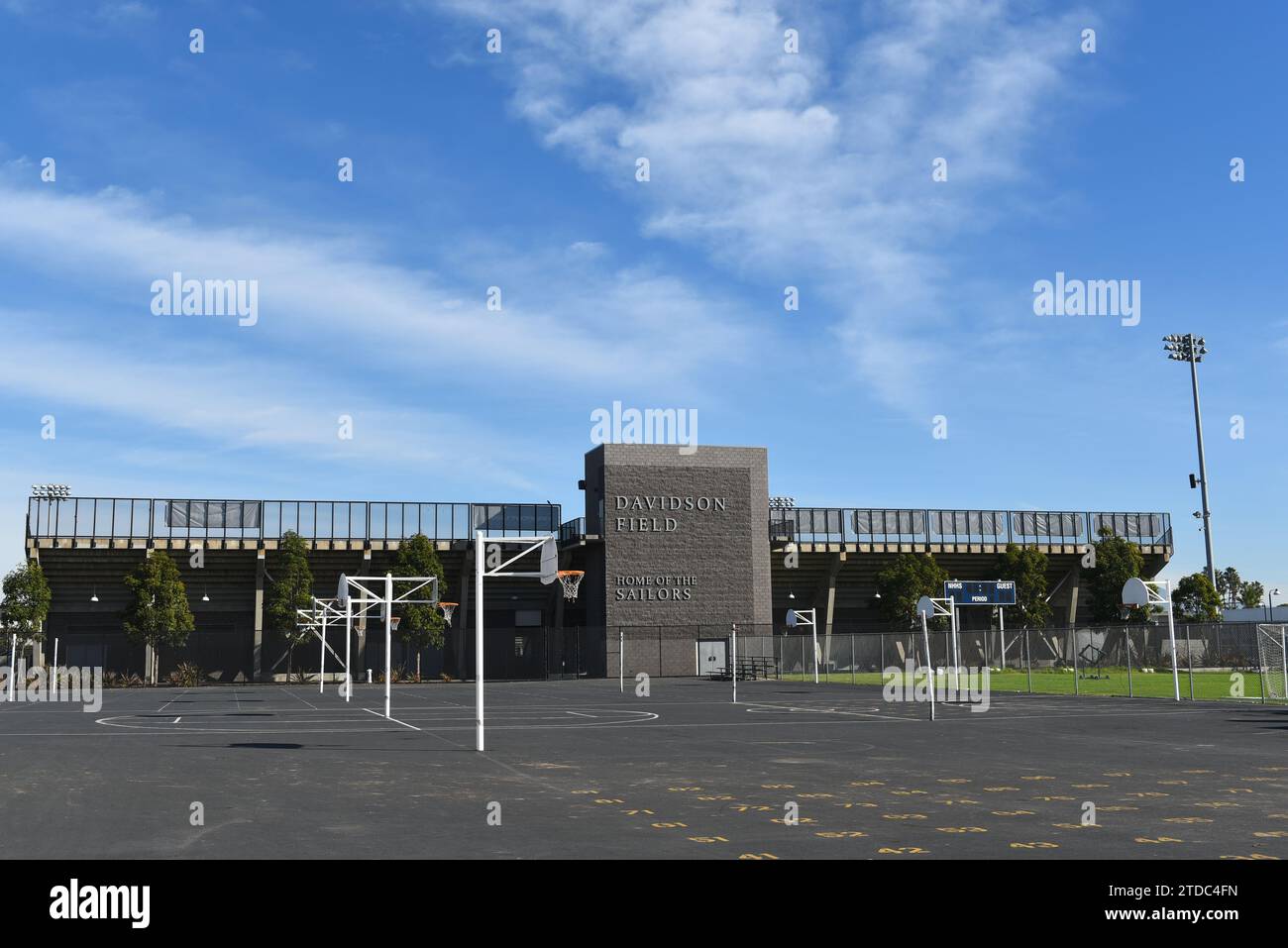 NEWPORT BEACH, KALIFORNIEN - 17. Dezember 2023: Davidson Field, das Fußballstadion auf dem Campus der Newport Harbor High School. Stockfoto