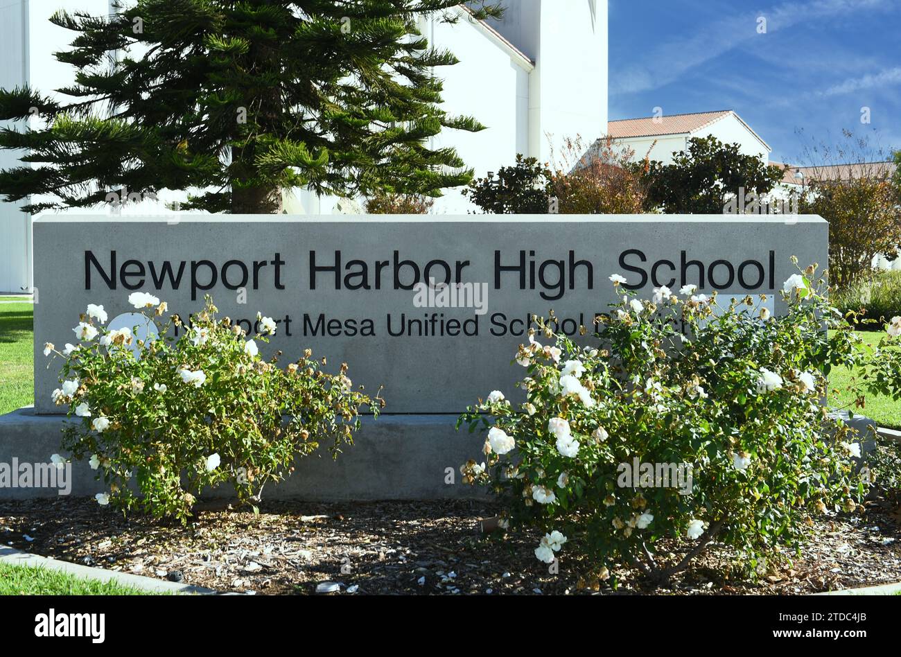 NEWPORT BEACH, KALIFORNIEN - 17. Dezember 2023: Nahaufnahme des Schildes auf dem Campus der Newport Harbor High School. Stockfoto