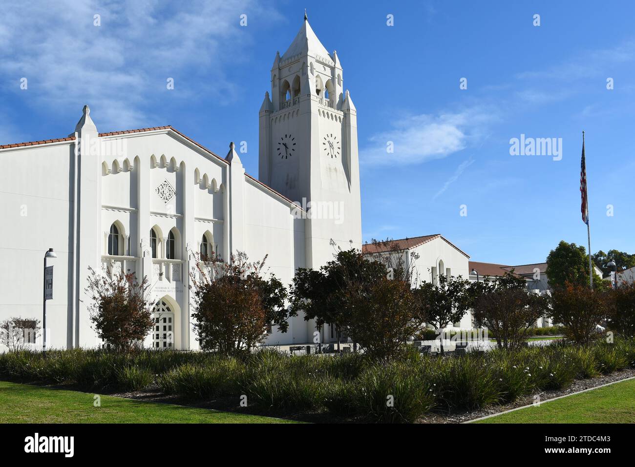 NEWPORT BEACH, KALIFORNIEN - 17. Dezember 2023: Das Robbins-Loats Performing Arts Gebäude und der Clock Tower auf dem Campus der Newport Harbor High School. Stockfoto
