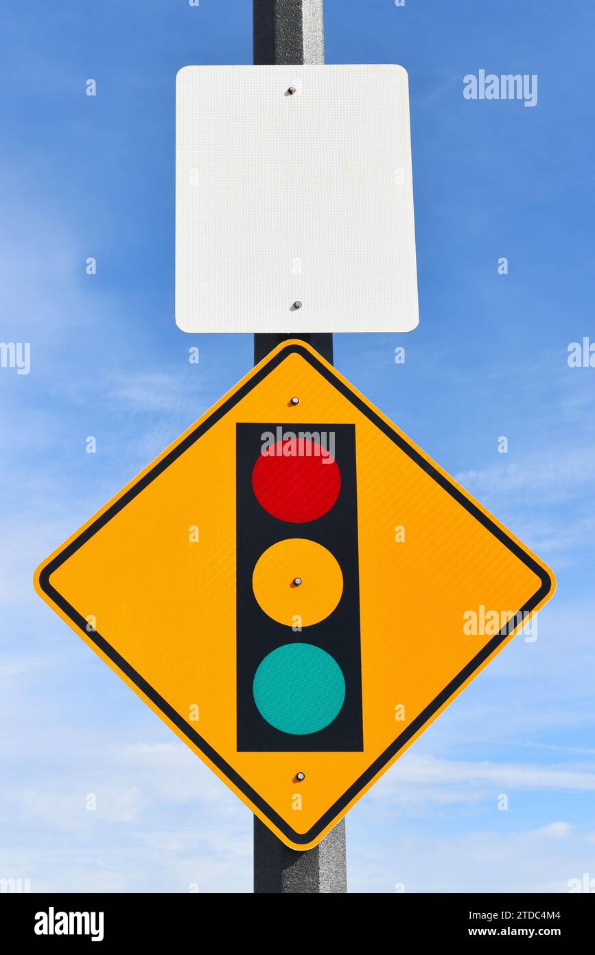 Stop Signal Ahead Warning Schild am Pfosten mit einem schwarz-weißen Schild vor einem wolkenverwölkten blauen Himmel Stockfoto