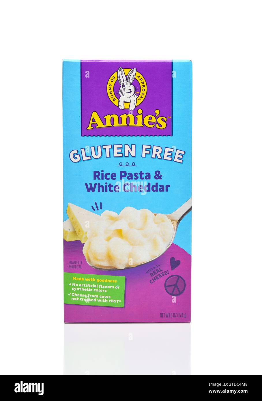 IRVINE, KALIFORNIEN - 13. Dezember 2023: Eine Schachtel glutenfreier Reis von Annies und weißem Cheddar. Stockfoto