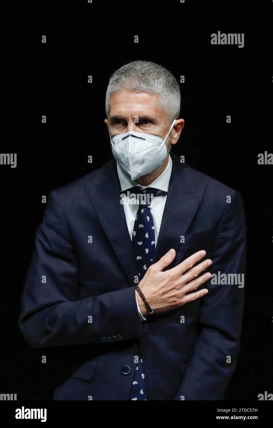 Sevilla, 25.10.2021. Der Innenminister Fernando Grande-Marlaska nimmt zusammen mit dem andalusischen Regierungsdelegierten Pedro Fernández an der Zeremonie zur Überreichung von sechs großen Kreuzen und 14 Loben des Königlichen Ordens der zivilen Anerkennung an die Opfer des Terrorismus im CaixaForum Teil. Foto: Raúl Doblado. ARCHSEV. Quelle: Album / Archivo ABC / Raúl Doblado Stockfoto