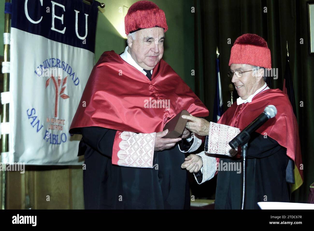 Madrid 05-21-2002 akademische Zeremonie der Einsetzung als Honoris Causa Doctor durch die CEU-Universität San Pablo des ehemaligen deutschen Bundeskanzlers Helmut Kohl Foto Jaime García. Quelle: Album / Archivo ABC / Jaime García Stockfoto