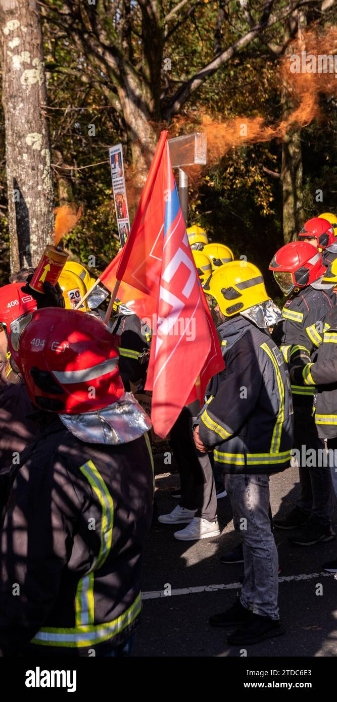 Tausende von Feuerwehrleuten auf den Straßen mit Uniforma, Elemen, Fahnen und Feuersignalen auf der Straße Stockfoto