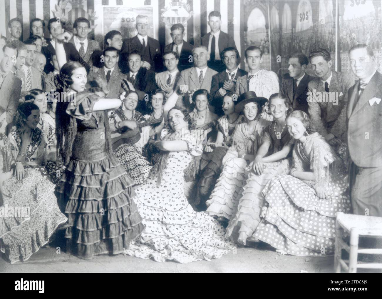 12/31/1932. Sevilla. April 1934. Das Bild zeigt die gute Atmosphäre, die damals in den Kabinen des Real existierte. Die Mode der cape-Rüschen, die von der Taille von Flamenco-Frauen kaskadiert werden, kennzeichnet die Mode der damaligen Zeit in Zigeunerkostümen, obwohl sie mit anderen älteren Modellen koexistieren. Quelle: Album / Archivo ABC / Cecilio Sánchez Del Pando Stockfoto