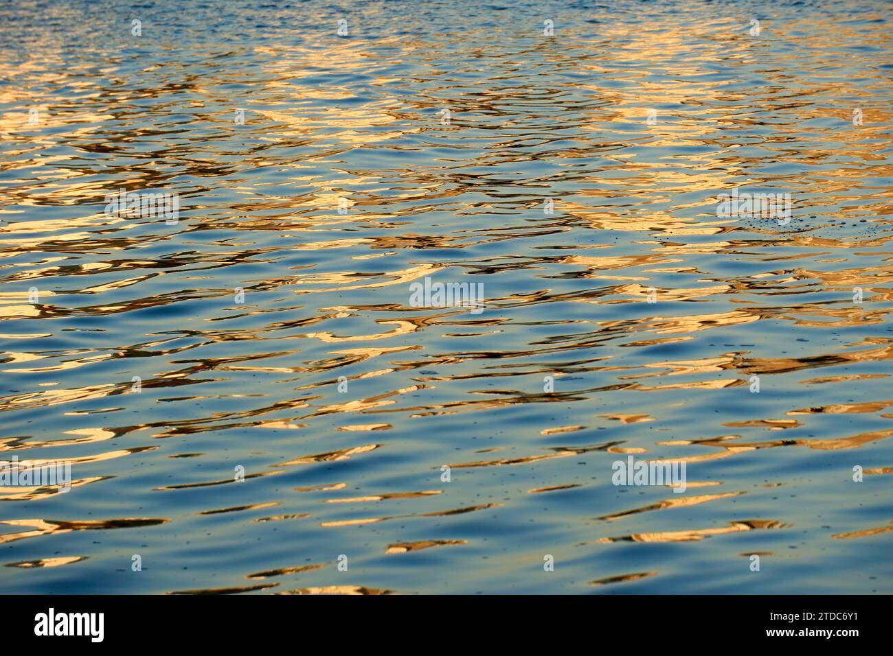 Goldene Sonnenlichtreflexionen auf Wasser, Hintergrund Stockfoto